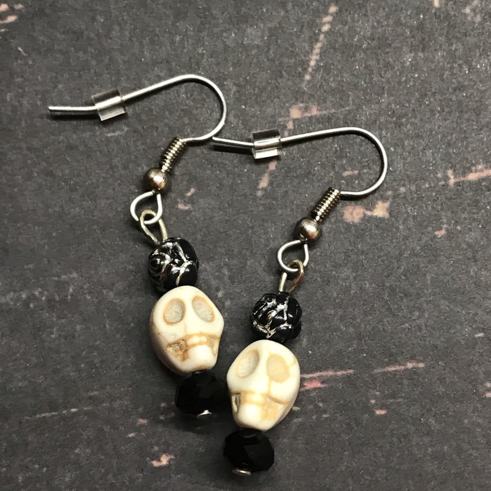 Skulls dangle earrings handmade MunandMe costumes